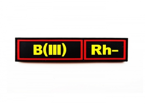 Шеврон "Группа крови В(III) Rh-" /черный с желтым и красным/ размер 130х30 мм       
